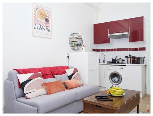 un salon avec un canapé et une table dans l'établissement Joli studio en plein cœur de Paris !, à Paris