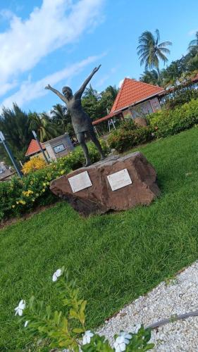 a statue of a woman on a rock in the grass at F2 infinity acces plage a pieds vue mer in La Trinité