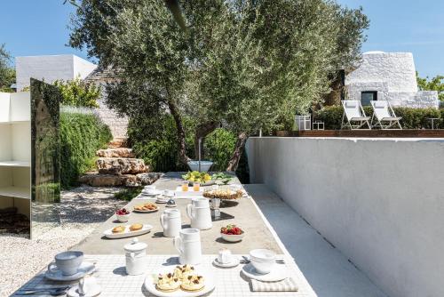 a table with plates of food on top of a fence at Cocotrullo in Cisternino