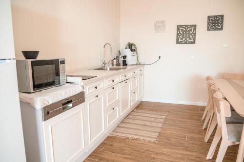 a kitchen with a sink and a microwave at Desert View in Yeroẖam