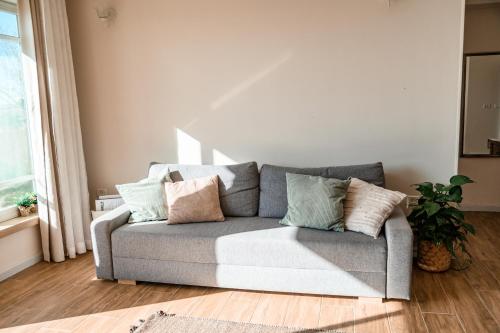 a living room with a couch with pillows on it at Desert View in Yeroẖam