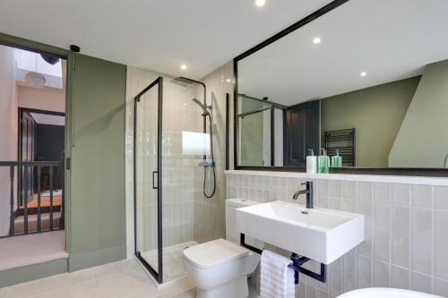 a bathroom with a toilet and a sink and a shower at Luxury Two Bedroom Cottage - Bishops Stortford in Bishops Stortford