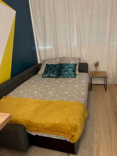 Un pat sau paturi într-o cameră la Studio neuf tout équipé - Calme - Proche centre ville - Parking gratuit
