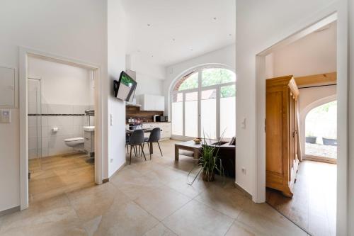 een woonkamer met een keuken en een eetkamer bij Ferienwohnung Marder in Münster