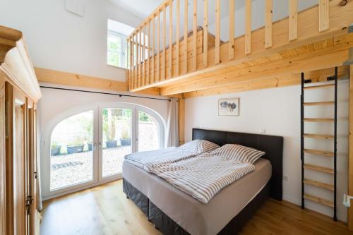 een slaapkamer met een bed en een houten trap bij Ferienwohnung Marder in Münster