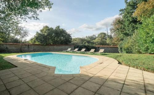 une piscine dans une cour avec des chaises autour dans l'établissement Villa spacieuse avec piscine à Saint-Gence, à Saint-Gence