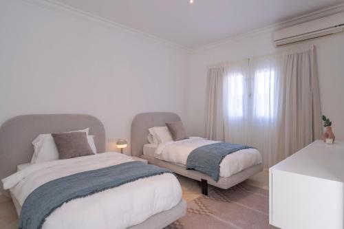 une chambre avec deux lits et une fenêtre dans l'établissement Massive 5BR Hilltop Villa • Luxury Stay, à Hurghada