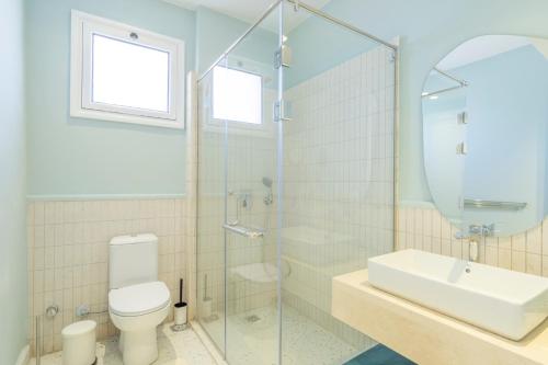 une salle de bains avec toilettes, lavabo et douche dans l'établissement Massive 5BR Hilltop Villa • Luxury Stay, à Hurghada