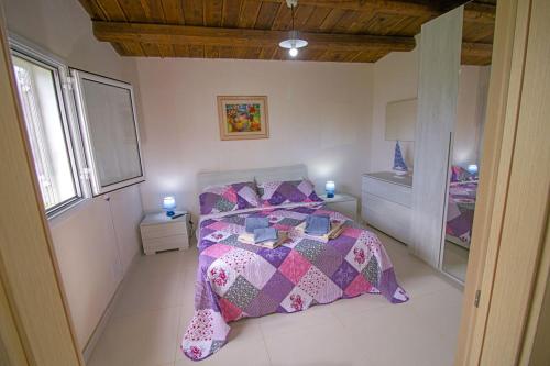 a bedroom with a bed in a room with a window at Casa vacanze La Meridiana in Donnalucata
