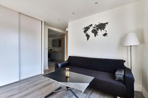 Louvre Museum 35 mins away