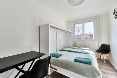 une petite chambre avec un lit et un bureau dans l'établissement Louvre Museum 35 mins away, à Saint-Maurice