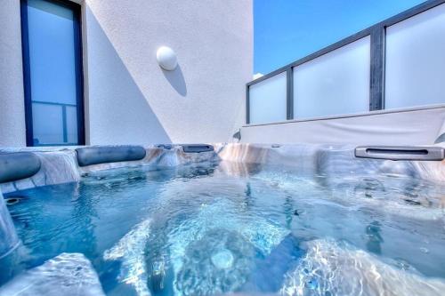 - une grande piscine dans une pièce dotée de fenêtres dans l'établissement superbe 3 chambres proche palais et croisette dag13, à Cannes