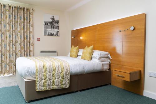 Postel nebo postele na pokoji v ubytování Croyde Bay Hotel or Self Catering