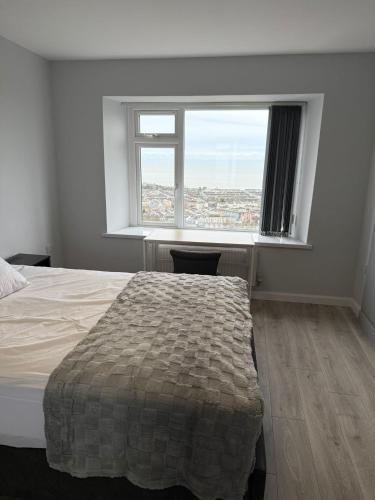 Ένα ή περισσότερα κρεβάτια σε δωμάτιο στο Luxury room with sea views and modern conveniences