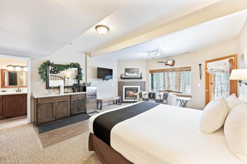 Ένα ή περισσότερα κρεβάτια σε δωμάτιο στο All Seasons River Inn