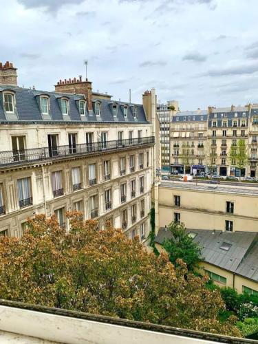 - une vue sur une ville avec de grands bâtiments dans l'établissement Private Studio 15m2 a Porte Maillot, à Paris
