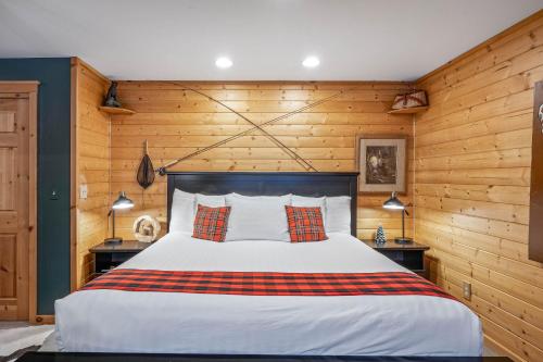 Ένα ή περισσότερα κρεβάτια σε δωμάτιο στο All Seasons River Inn
