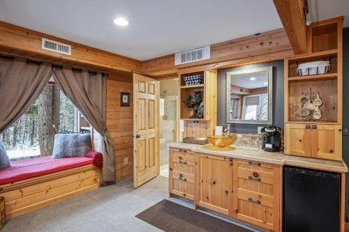Η κουζίνα ή μικρή κουζίνα στο All Seasons River Inn