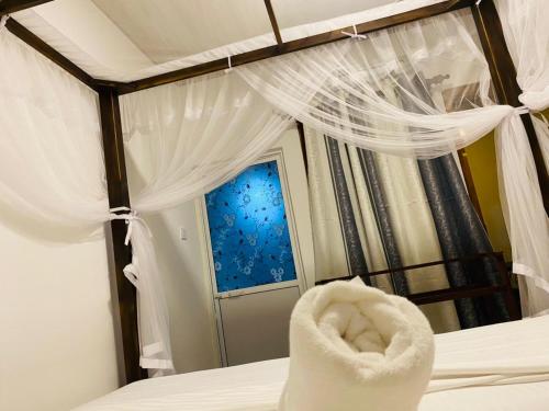 Ένα ή περισσότερα κρεβάτια σε δωμάτιο στο Tropical Room light