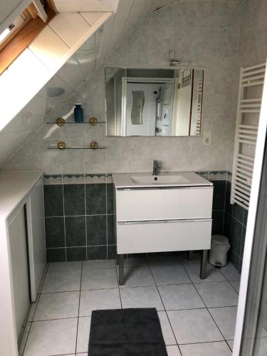 une salle de bain avec un lavabo et un miroir dans l'établissement Location 6-8 personnes avec jardin 15 mn à pied du port, au Palais