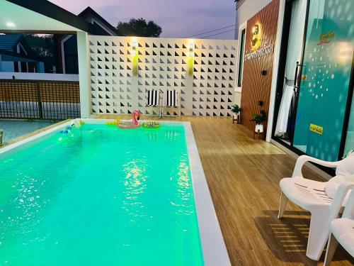 Bazén v ubytování เคียงรักพูลวิลล่าเชียงคาน-Khiang Rak Pool Villa Chiangkhan nebo v jeho okolí
