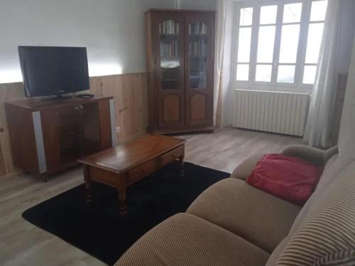 a living room with a couch and a coffee table at Maison conviviale près de Charron avec jardin, 100 m² in Charron