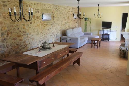 un soggiorno con un tavolo e un divano di Casa da Aldeia MGS a Laundos