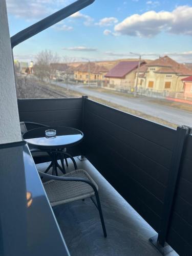a table and chairs on a balcony with a view at Pensiune cu restaurant Bigfast in Luduş