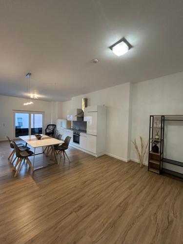an empty living room with a table and chairs at Schöne Ferienwohnung im Zentrum in Schwandorf in Bayern
