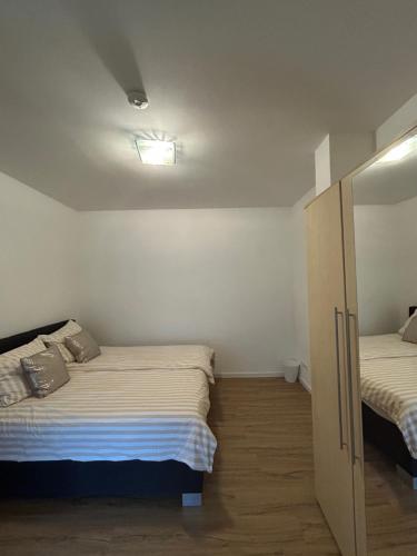 a small bedroom with two beds and a closet at Schöne Ferienwohnung im Zentrum in Schwandorf in Bayern
