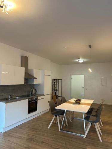 a kitchen and dining room with a table and chairs at Schöne Ferienwohnung im Zentrum in Schwandorf in Bayern