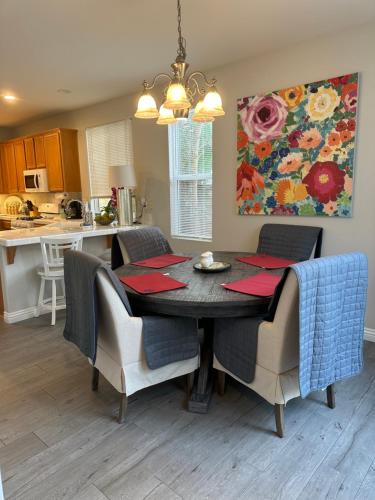 Η κουζίνα ή μικρή κουζίνα στο Cozy and Bright Cape Cod Delight