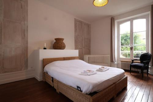 une chambre avec un lit avec deux serviettes dessus dans l'établissement E Le clos des lumières, maison 13 pers avec jardin, à Épernay