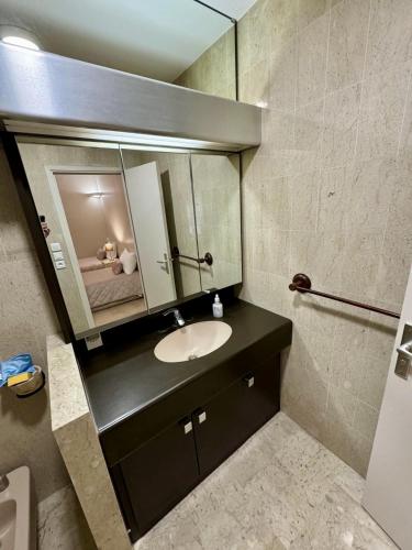 une salle de bain avec un lavabo et un miroir dans l'établissement Résidence Gray d'Albion Studio LEF516, à Cannes