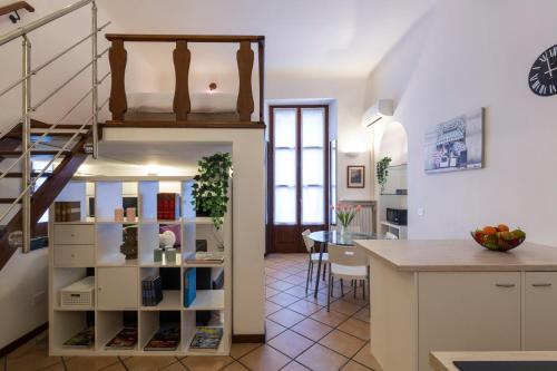 eine Küche und ein Esszimmer mit einer Treppe in einem Haus in der Unterkunft Monte Nero UP&DOWN in Mailand