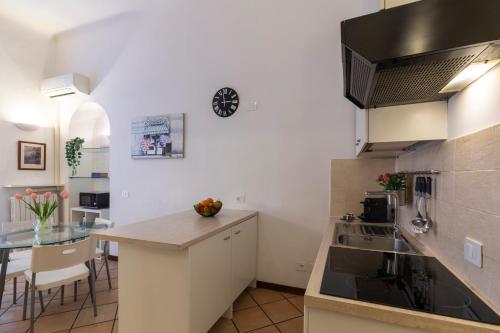 eine Küche mit Spüle und Arbeitsplatte in der Unterkunft Monte Nero UP&DOWN in Mailand