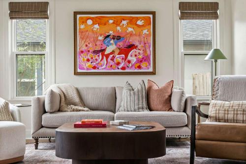 Posezení v ubytování Charming Cherrywood Bungalow - 2BR - Firepit - UT