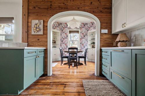 Fotografie z fotogalerie ubytování Charming Cherrywood Bungalow - 2BR - Firepit - UT v destinaci Austin