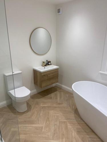 une salle de bain avec une baignoire, des toilettes et un lavabo dans l'établissement Halfred House, à Wick