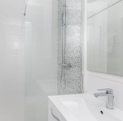 une salle de bain blanche avec une douche et un lavabo dans l'établissement Paimpont, à Brest