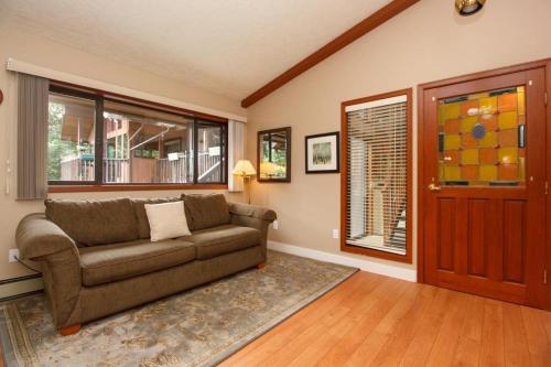 صورة لـ Cole's Bay Vacation Retreat Petie's Cottage في YYJ