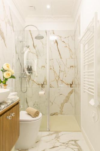 une salle de bain avec douche et toilettes dans l'établissement Studio charmant Parking & terrasse près du centre, à Nantes