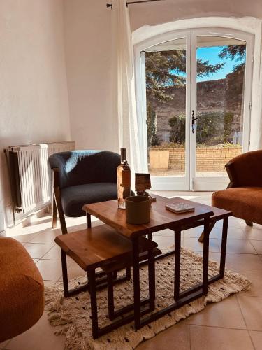 a living room with a coffee table in front of a window at "ENTRE LA VIGNE et L'OLIVIER" in Taulignan