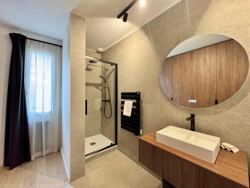 une salle de bain avec un lavabo et un miroir dans l'établissement La Maison d Ernest, avec jardin, à deux pas de la gare, à Rennes