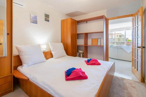 ein Schlafzimmer mit einem Bett mit zwei Handtüchern darauf in der Unterkunft Apartment K & K in Baška Voda