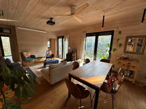 un salon avec une table et un canapé dans l'établissement Le chalet de Paul, à Villevieille