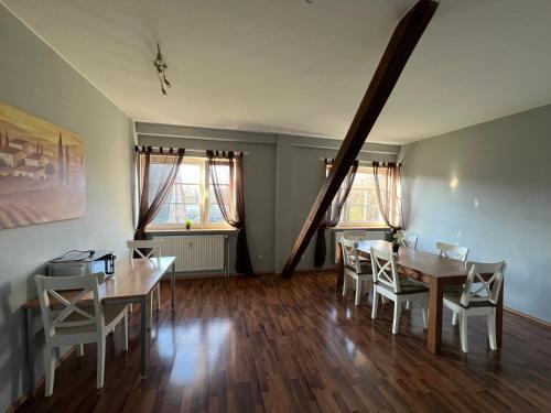 a dining room with a table and chairs at Bett4-you Pinneberg - Prisdorf in Prisdorf