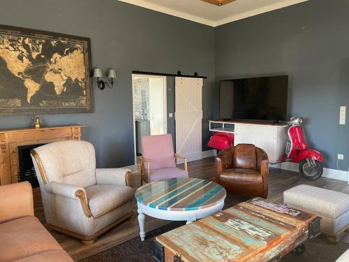 una sala de estar con un sofá y una mesa en Ferienhaus Old School, en Neichen