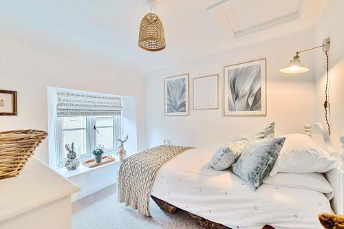 a bedroom with a bed and a window at Bakers Cottage in Shaftesbury