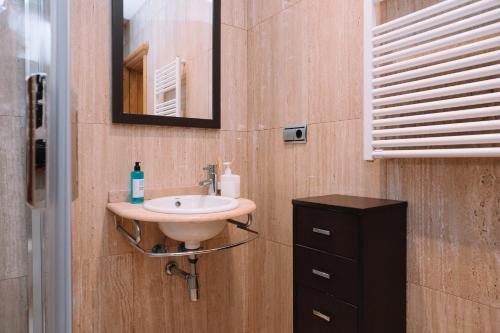 a bathroom with a sink and a mirror at Céntrico con vistas a la ría by CABANA Rentals in Vigo